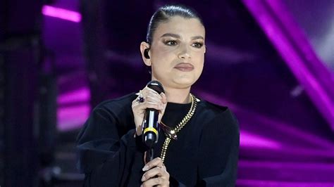 Emma Marrone conquista il palco di Sanremo con la collana .